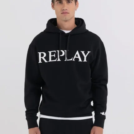 Must kapuutsiga pusa